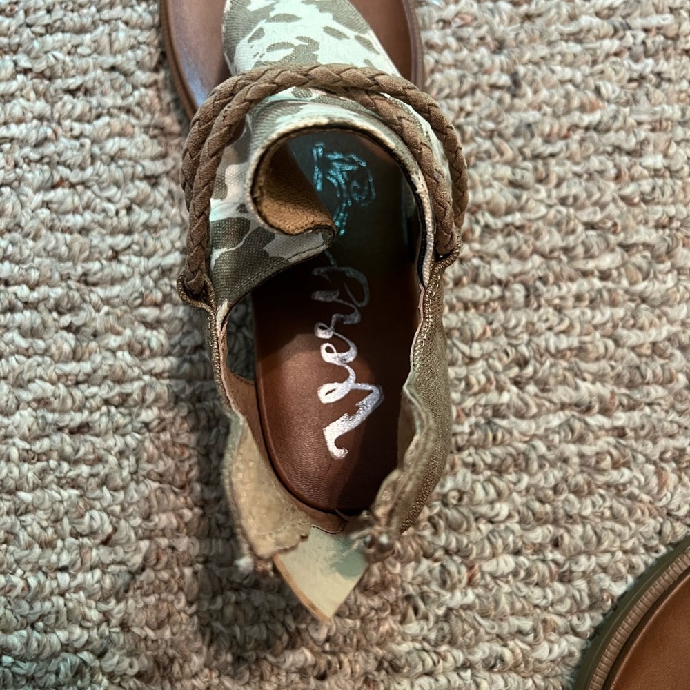 Sandals - Picture 5 of 6